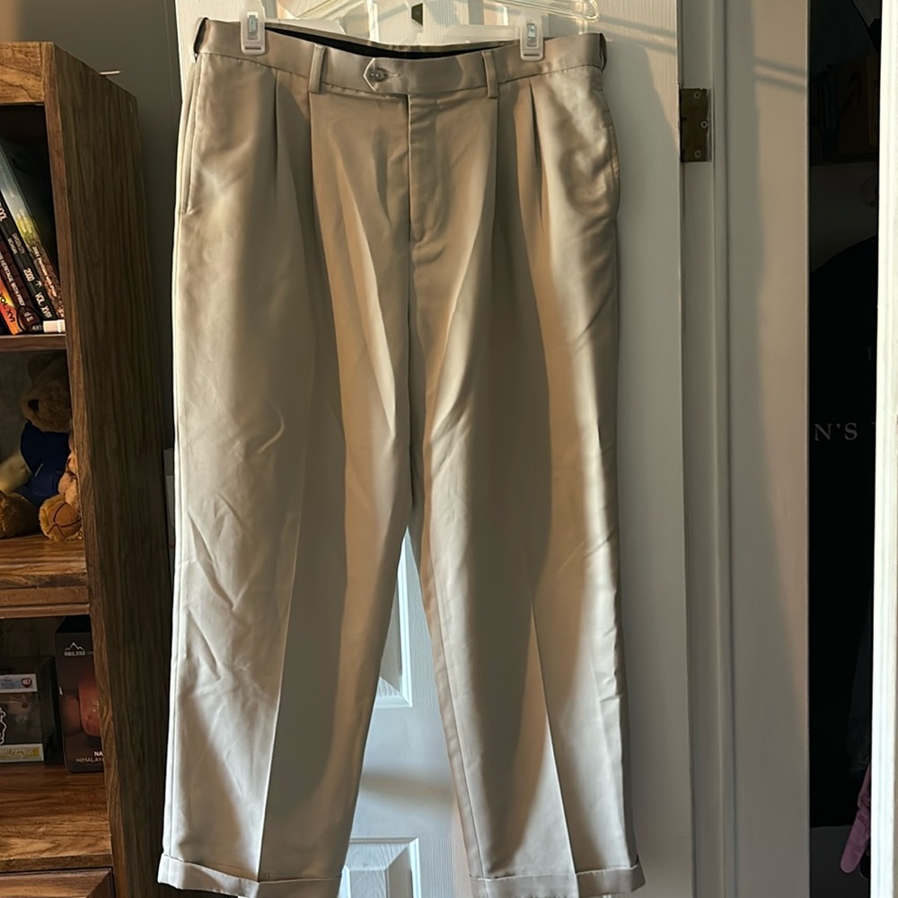 Men’s pleated khaki pants